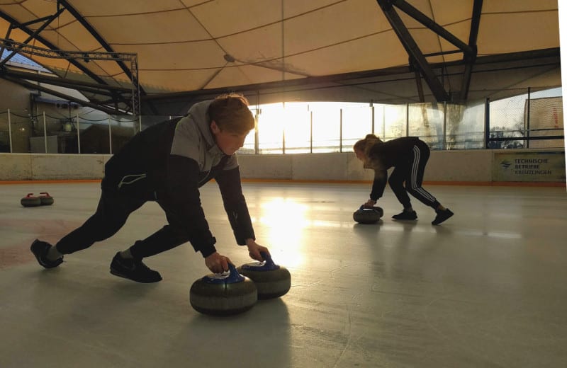 Schüler spielen Curling