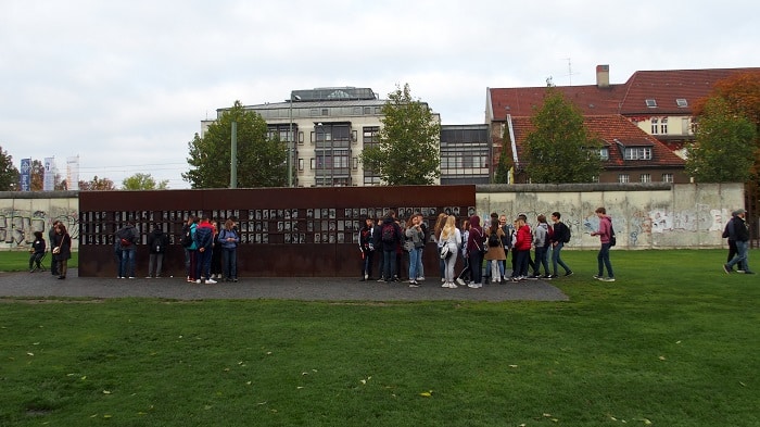Schüler vor Teilen der Berliner Mauer